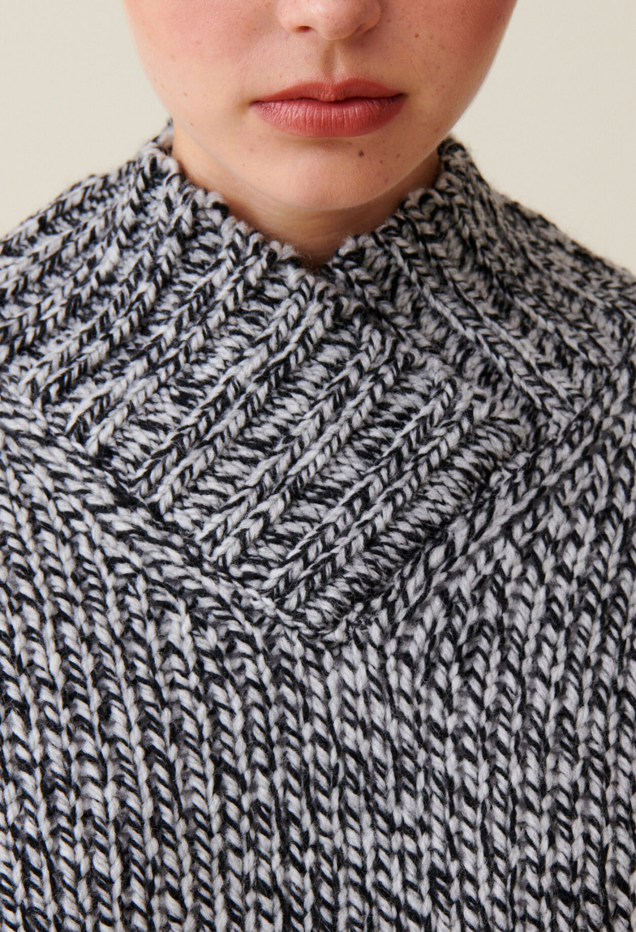 Jersey grueso con cuello en V gris