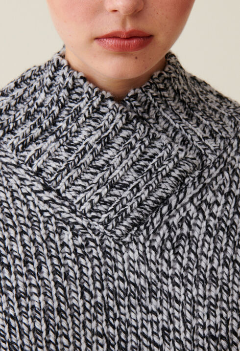 Jersey grueso con cuello en V gris