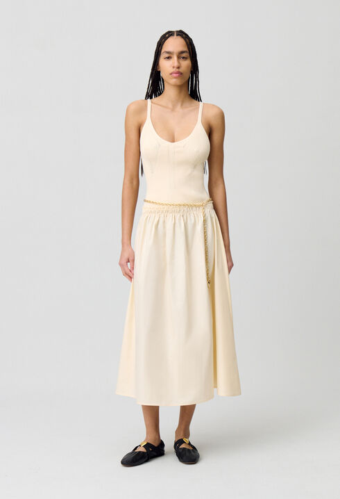 Vestido midi con cuerpo de croché.