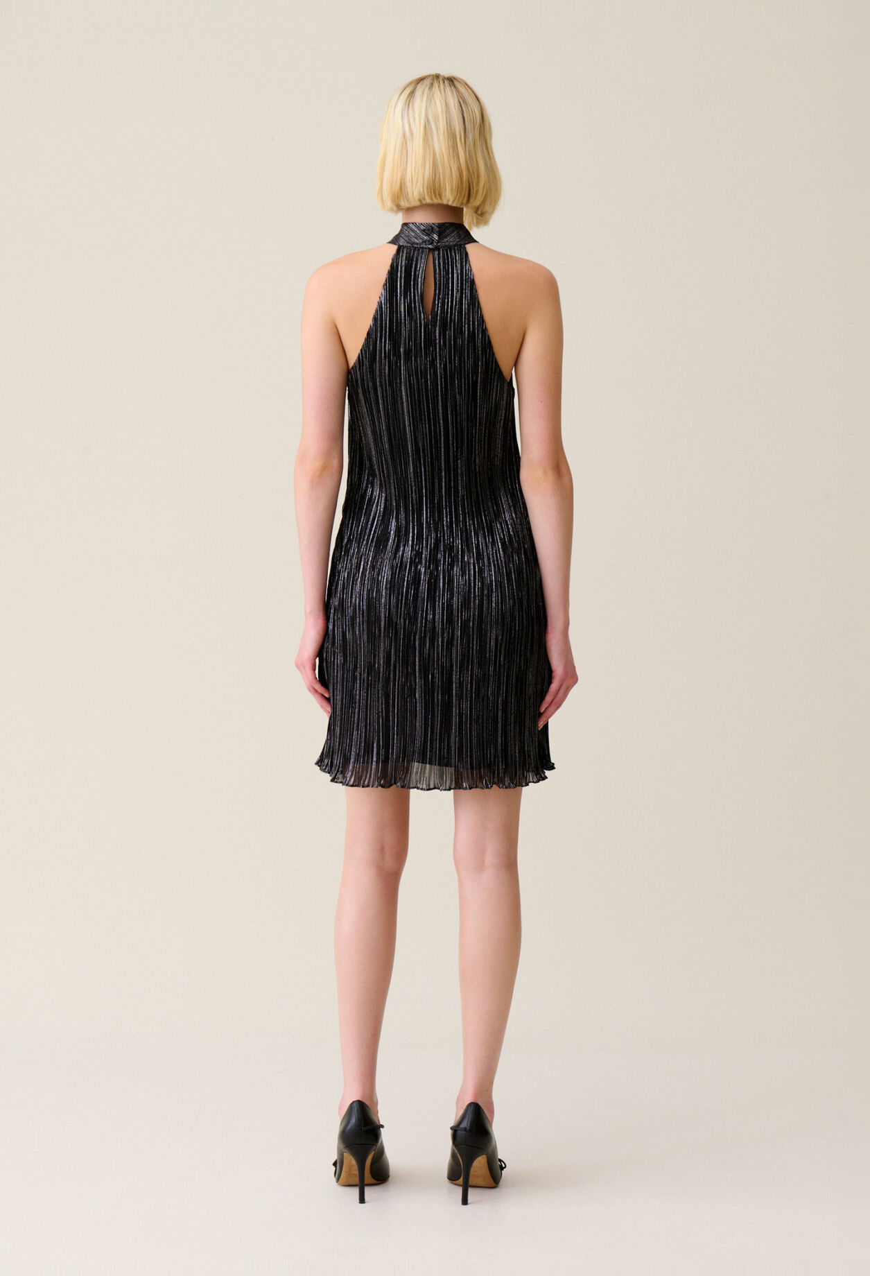 Vestido corto plisado plateado