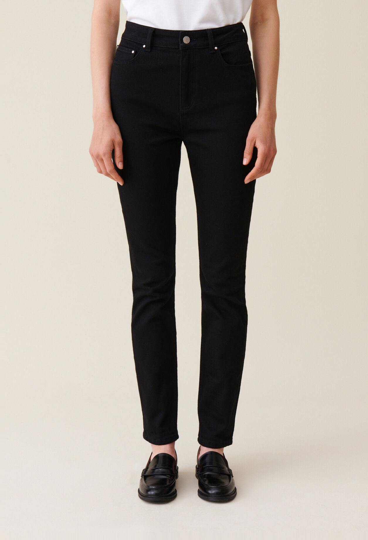 Vaqueros slim negros de tiro medio