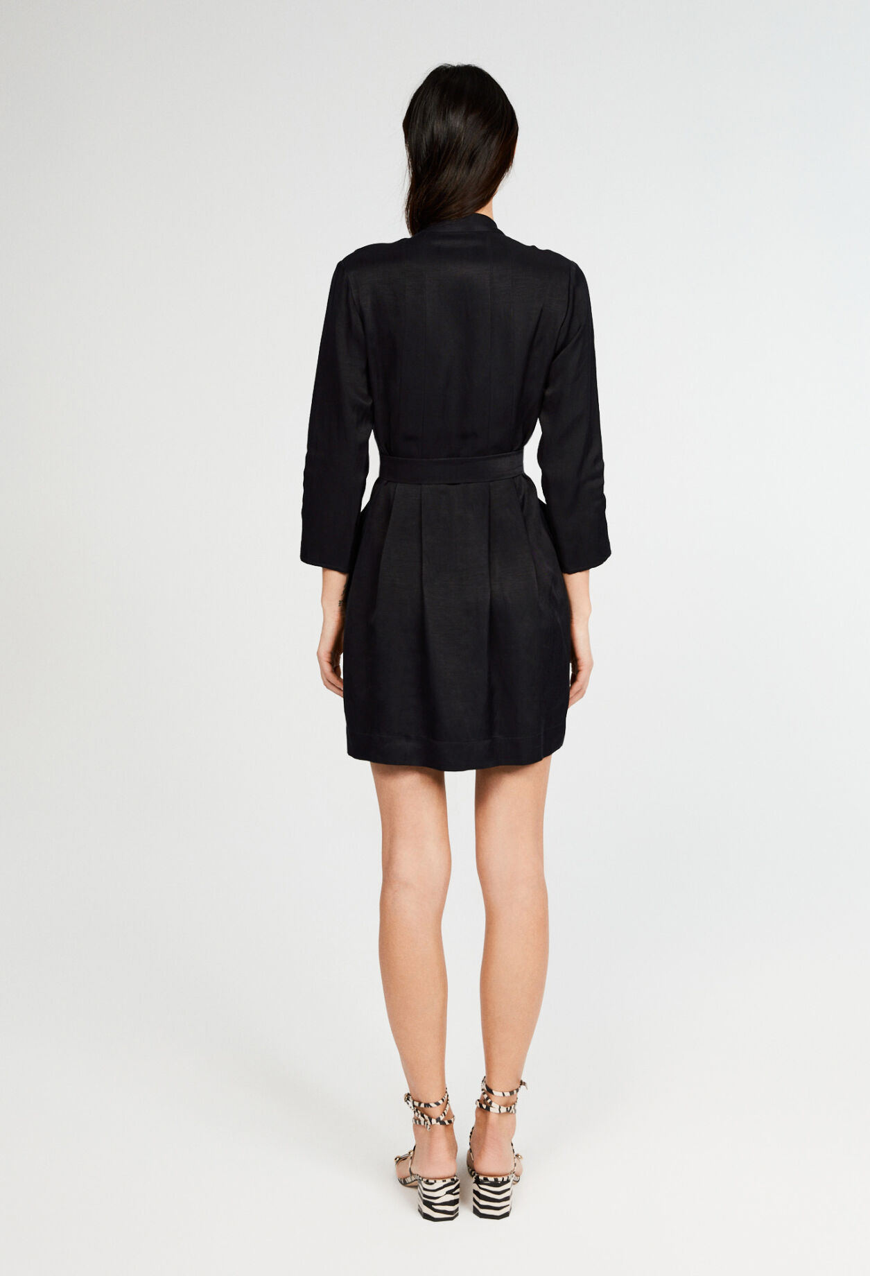 Vestido semilargo con cinturón