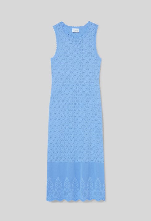 Vestido de punto de longitud media.