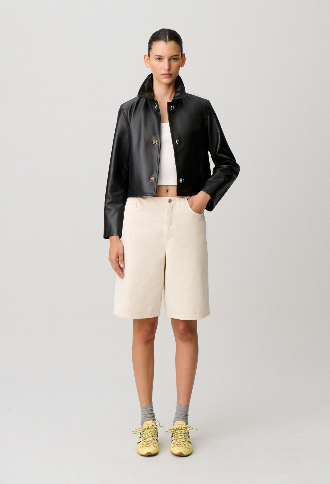 Chaqueta corta de cuero negro