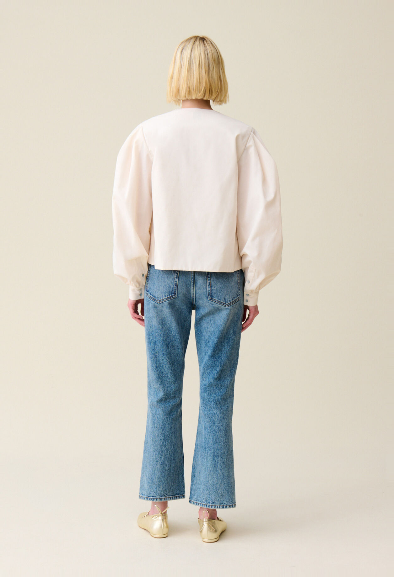 Blusa con cuello en V anudado