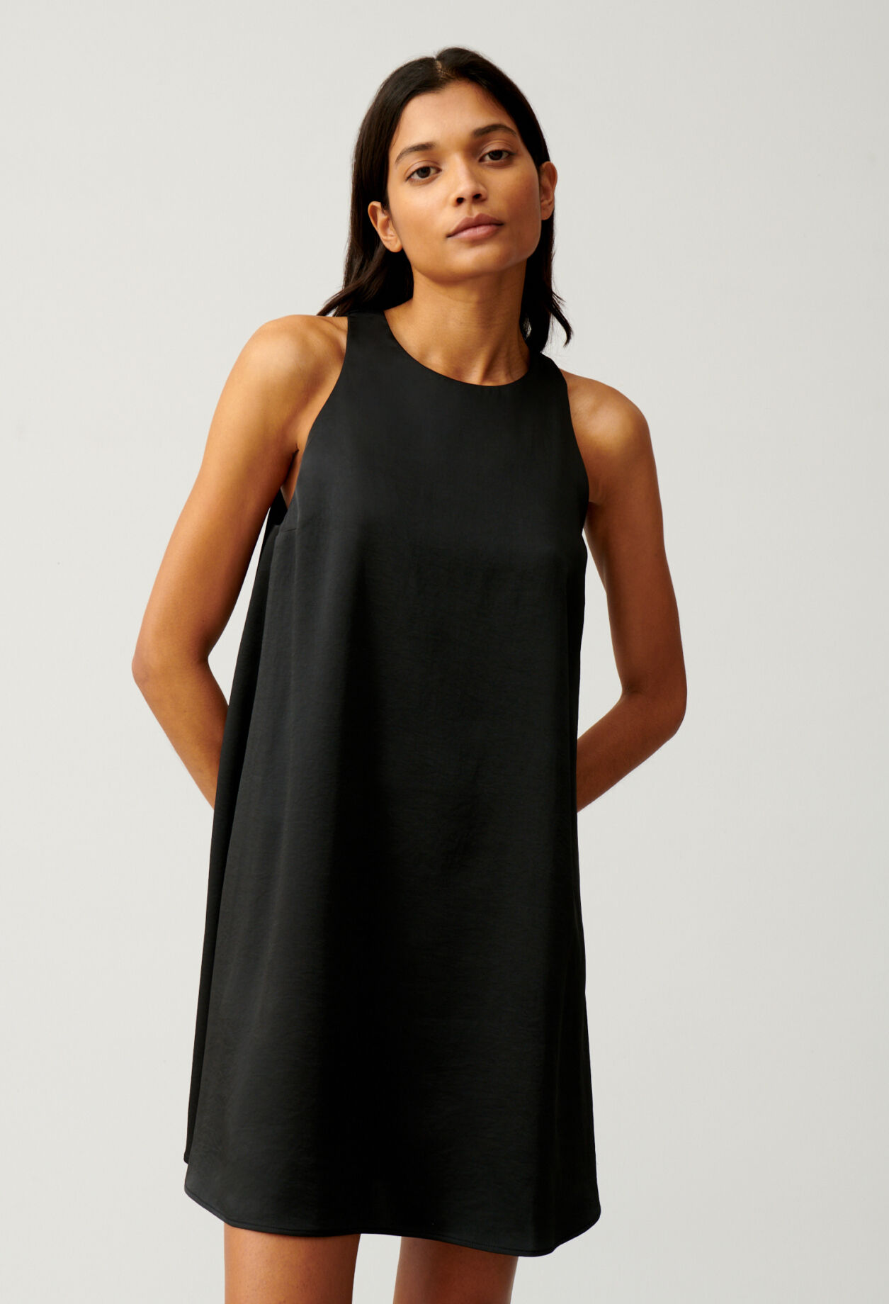 Vestido corto negro abotonado