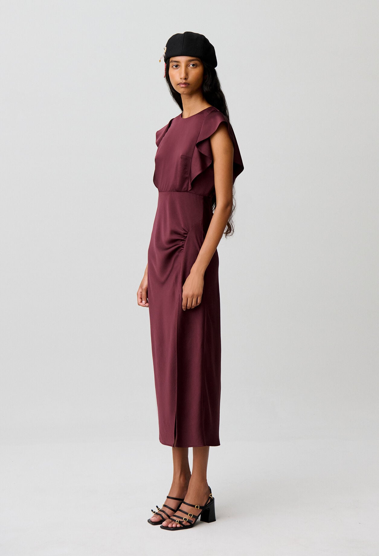 Vestido largo satinado con abertura