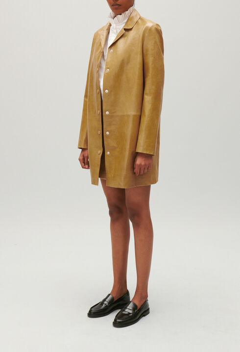 Chaqueta larga de cuero amarillo ocre
