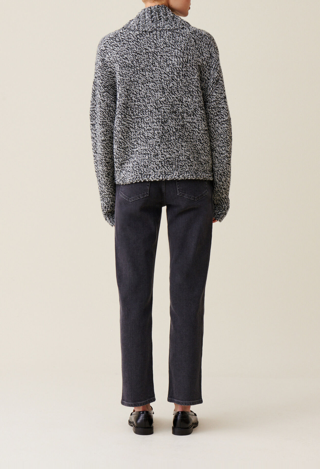 Jersey grueso con cuello en V gris
