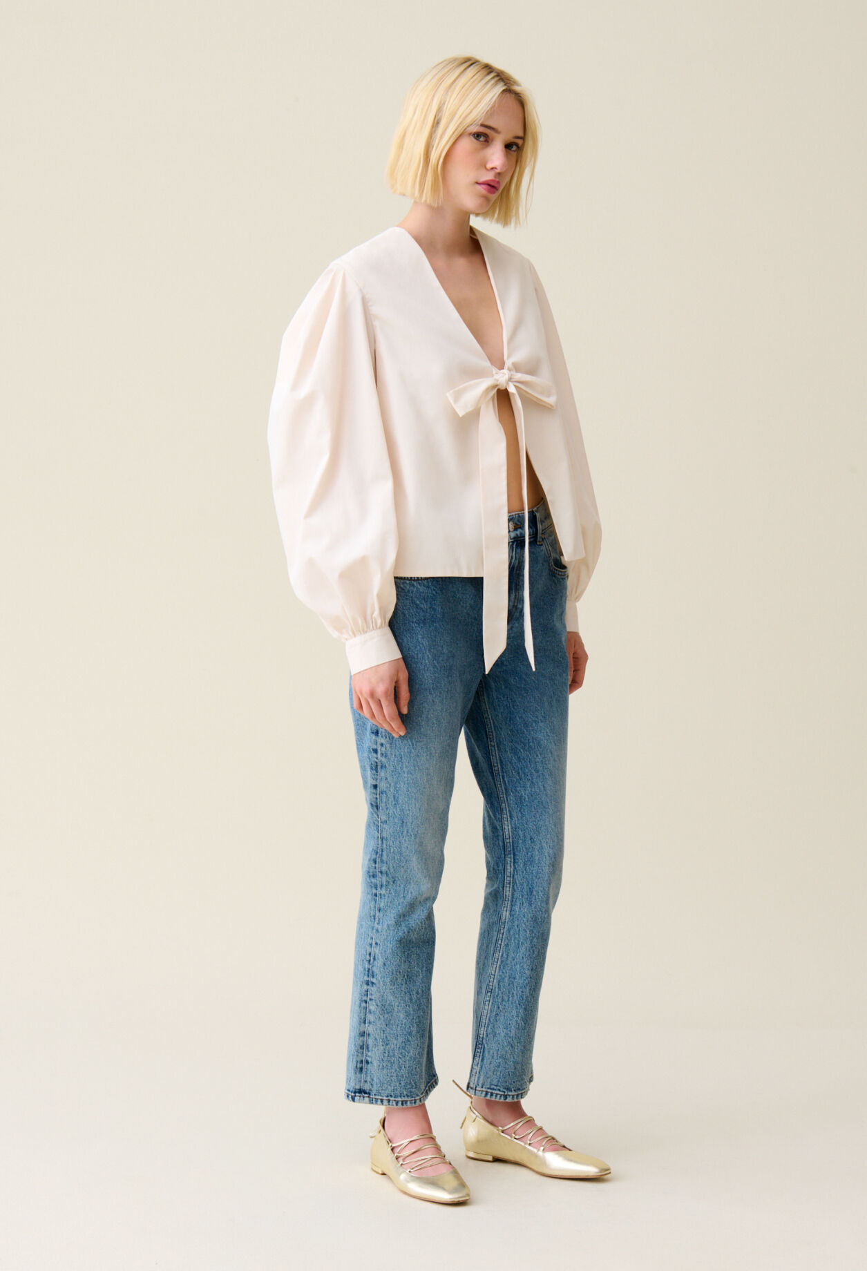 Blusa con cuello en V anudado