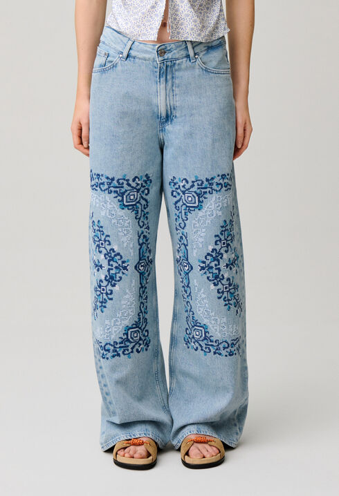 Vaqueros bordados de pernera ancha