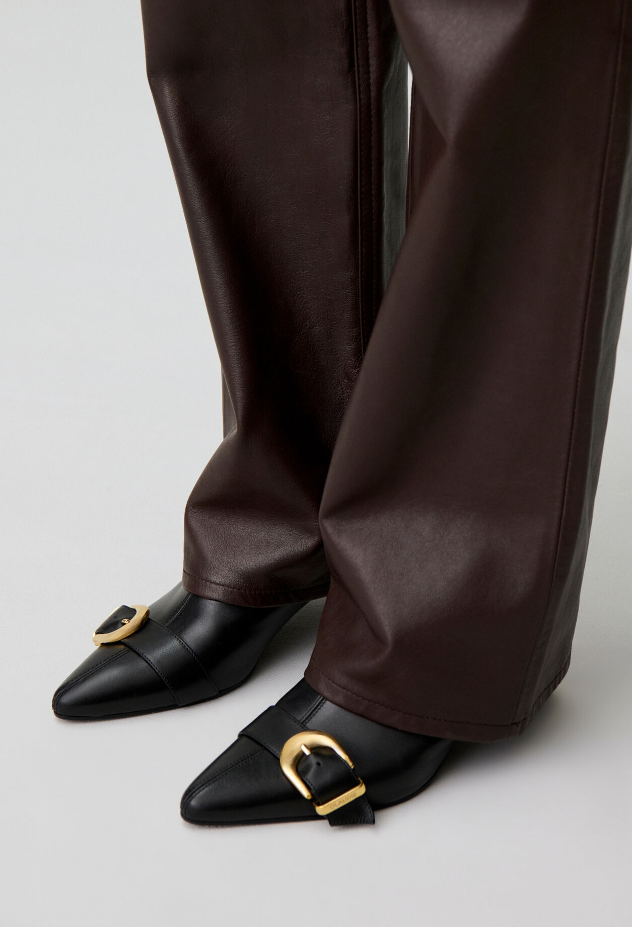 Botines de piel con hebilla dorada