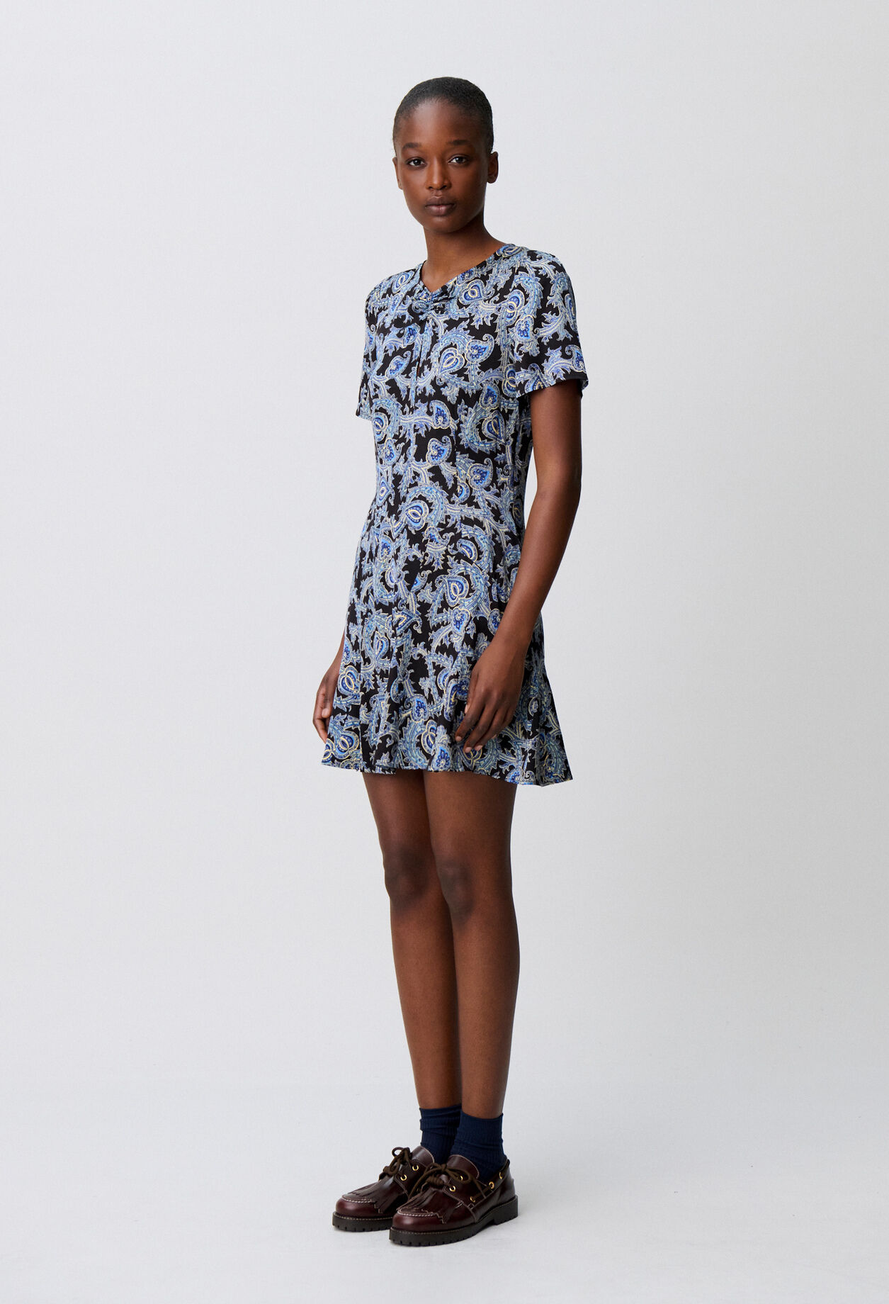 Vestido corto fluido estampado