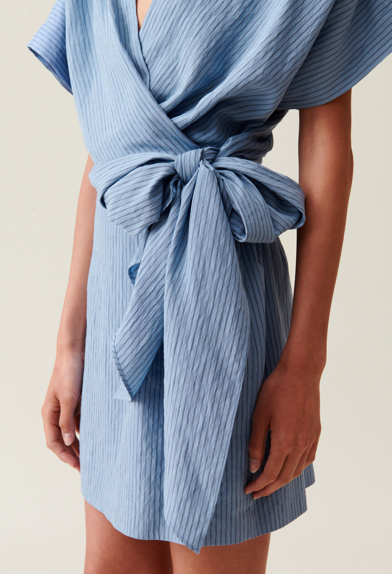 Vestido corto cruzado rayas azul