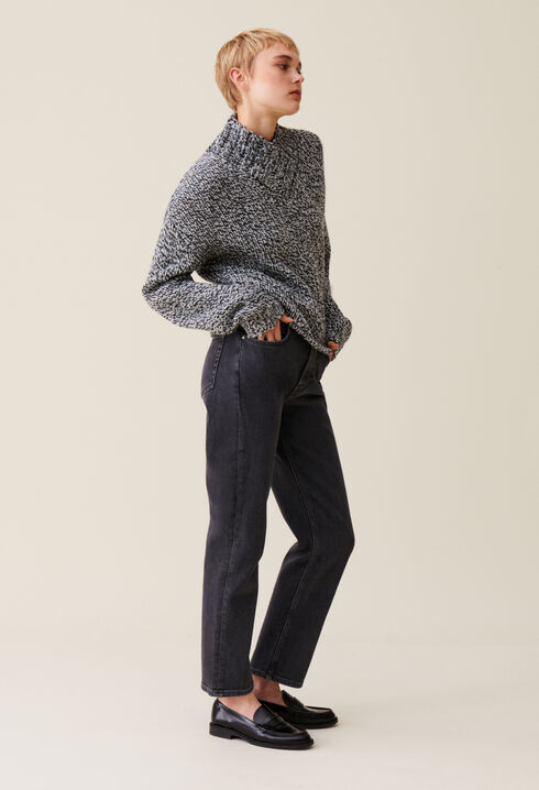 Jersey grueso con cuello en V gris