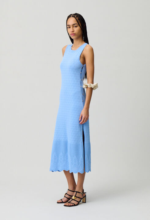 Vestido de punto de longitud media.