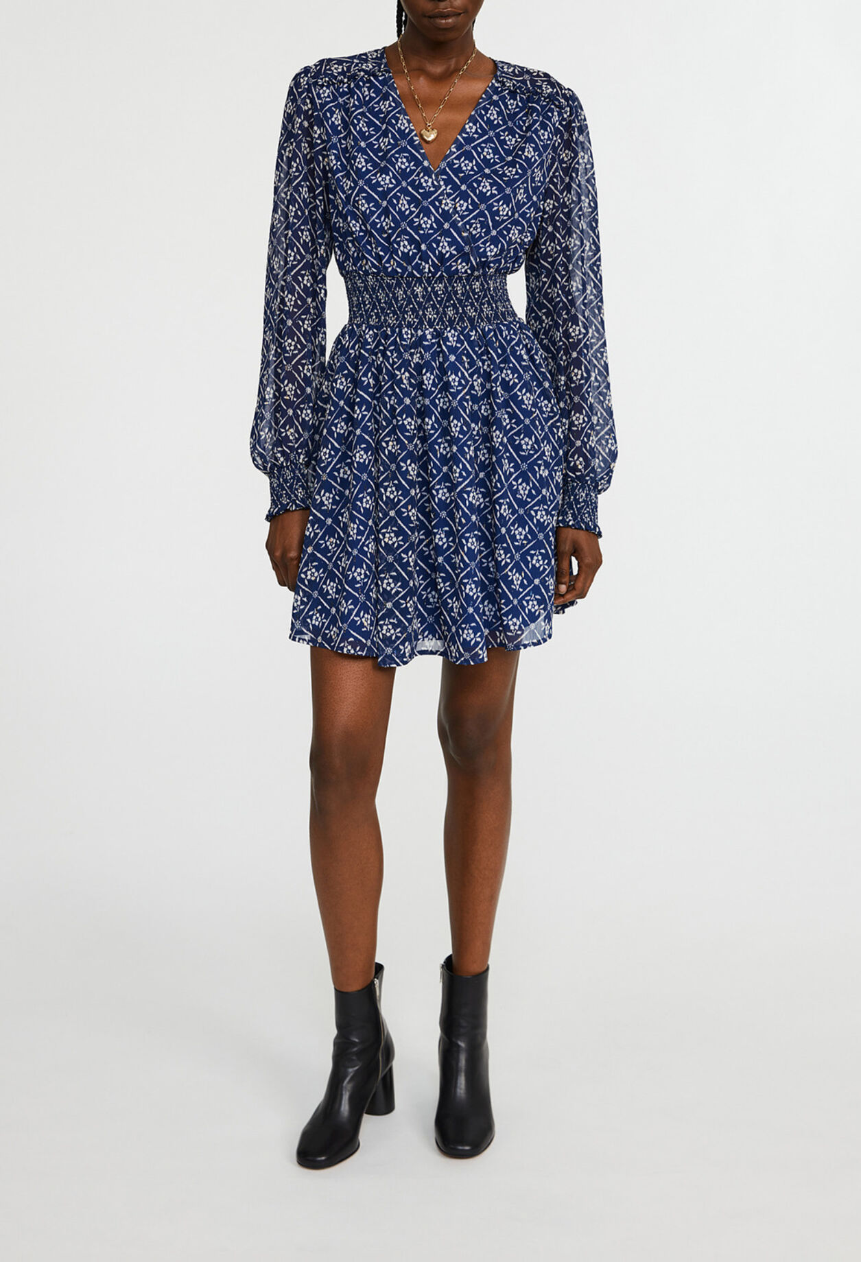 Vestido corto con estampado de flores