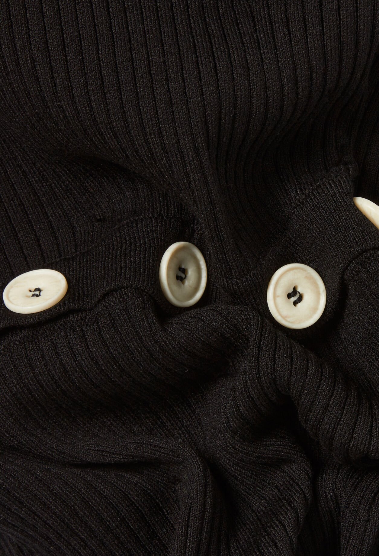 Vestido de punto de longitud media.