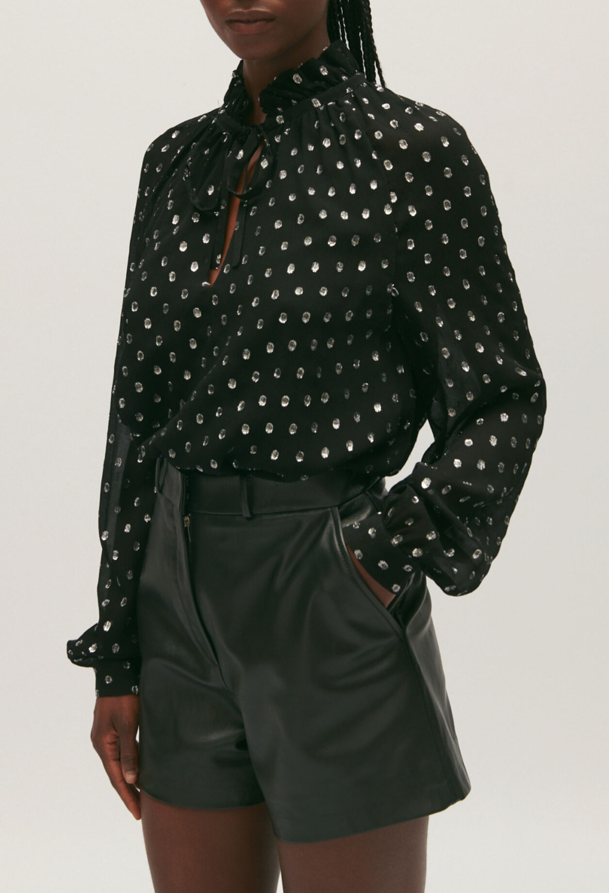 Camisa negra de lunares