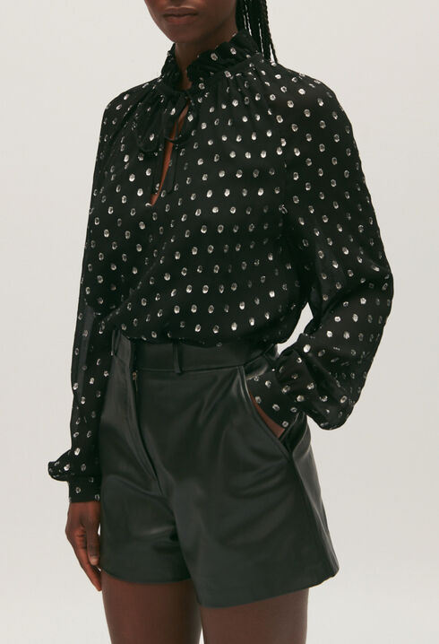 Camisa negra de lunares