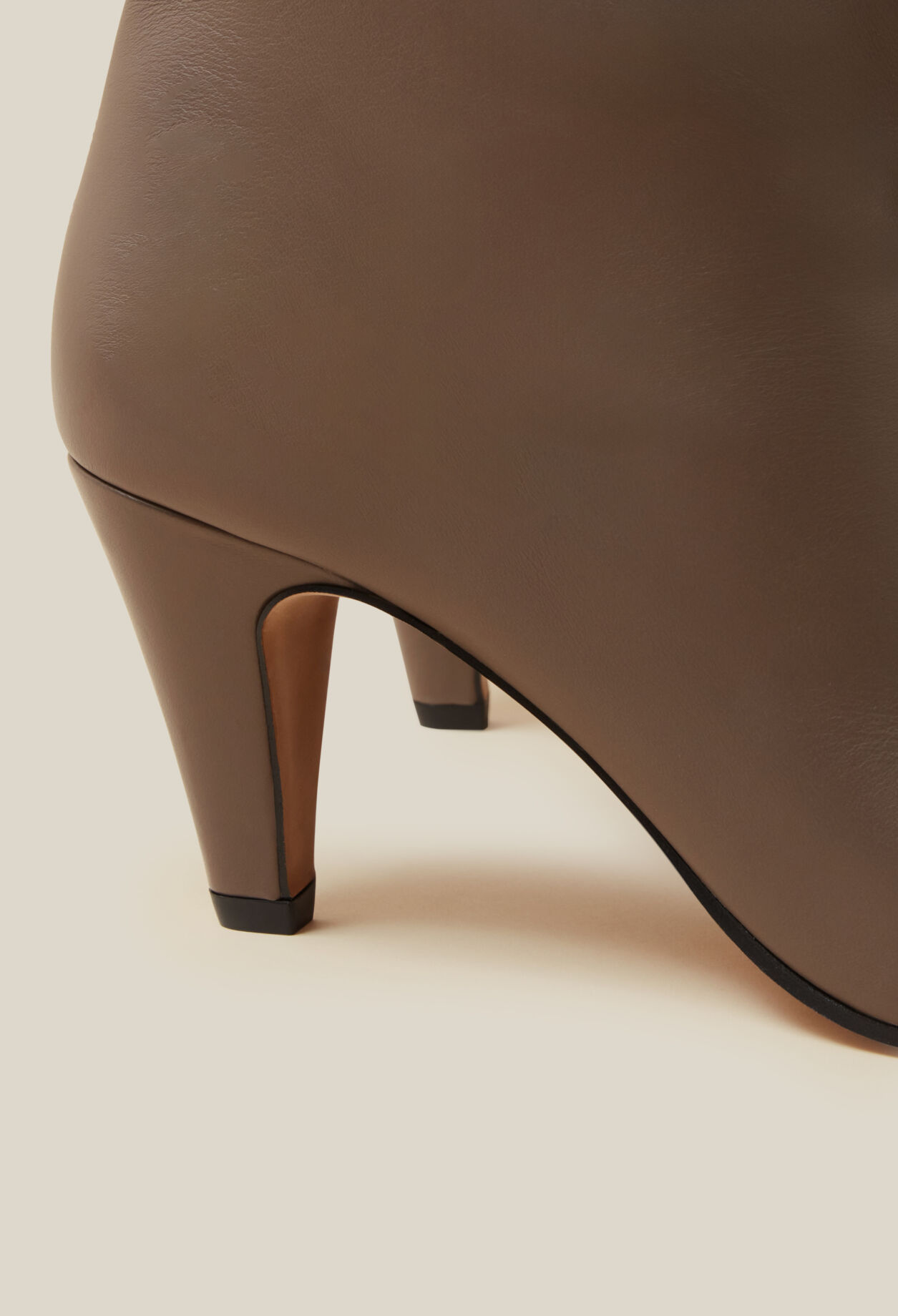 Botas de tacón de cuero liso