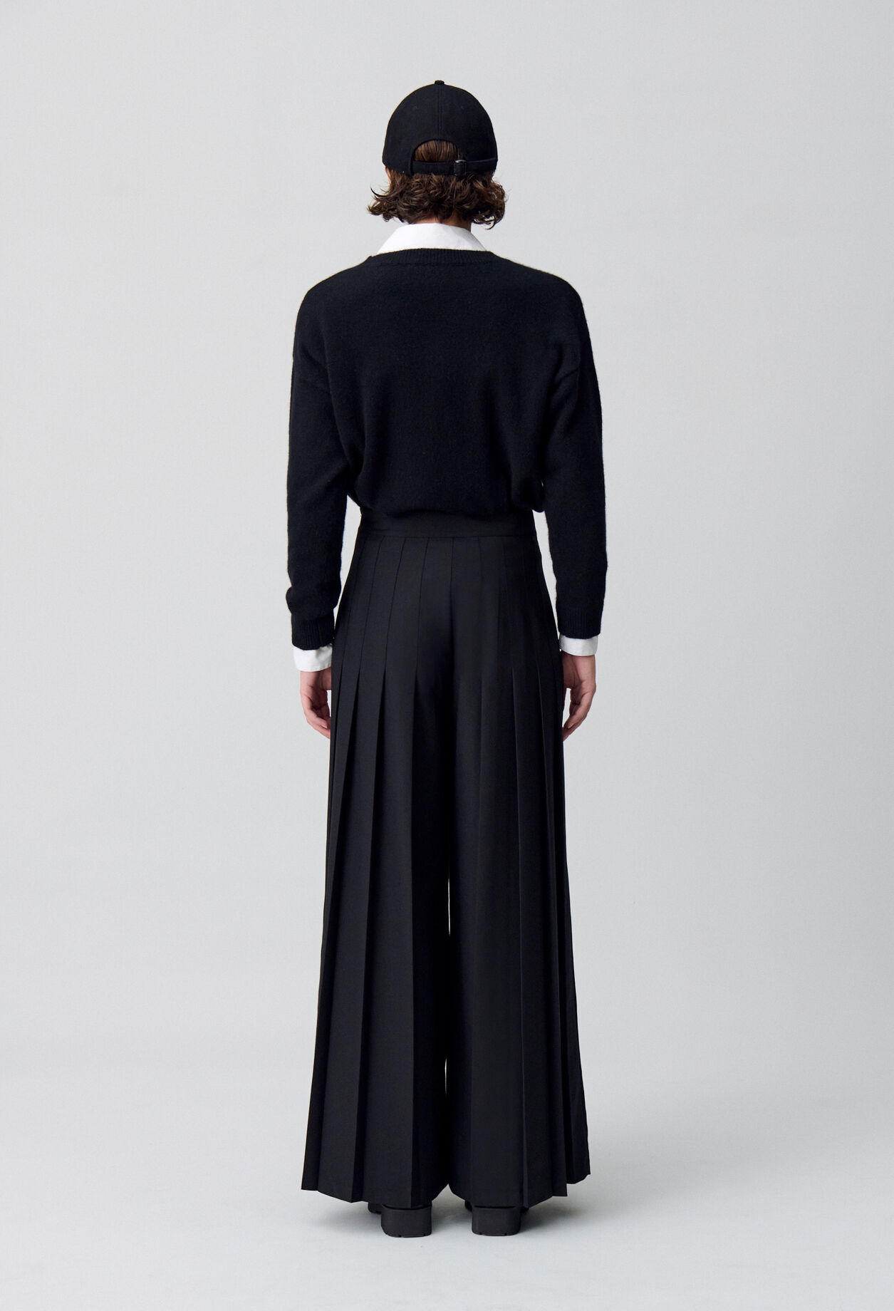 Pantalón amplio con pliegues