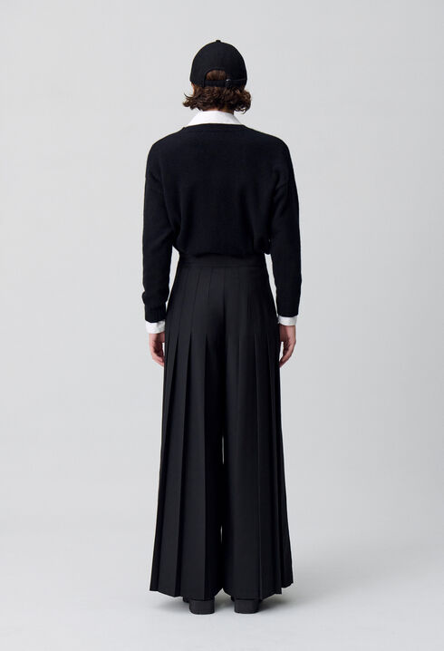 Pantalón amplio con pliegues