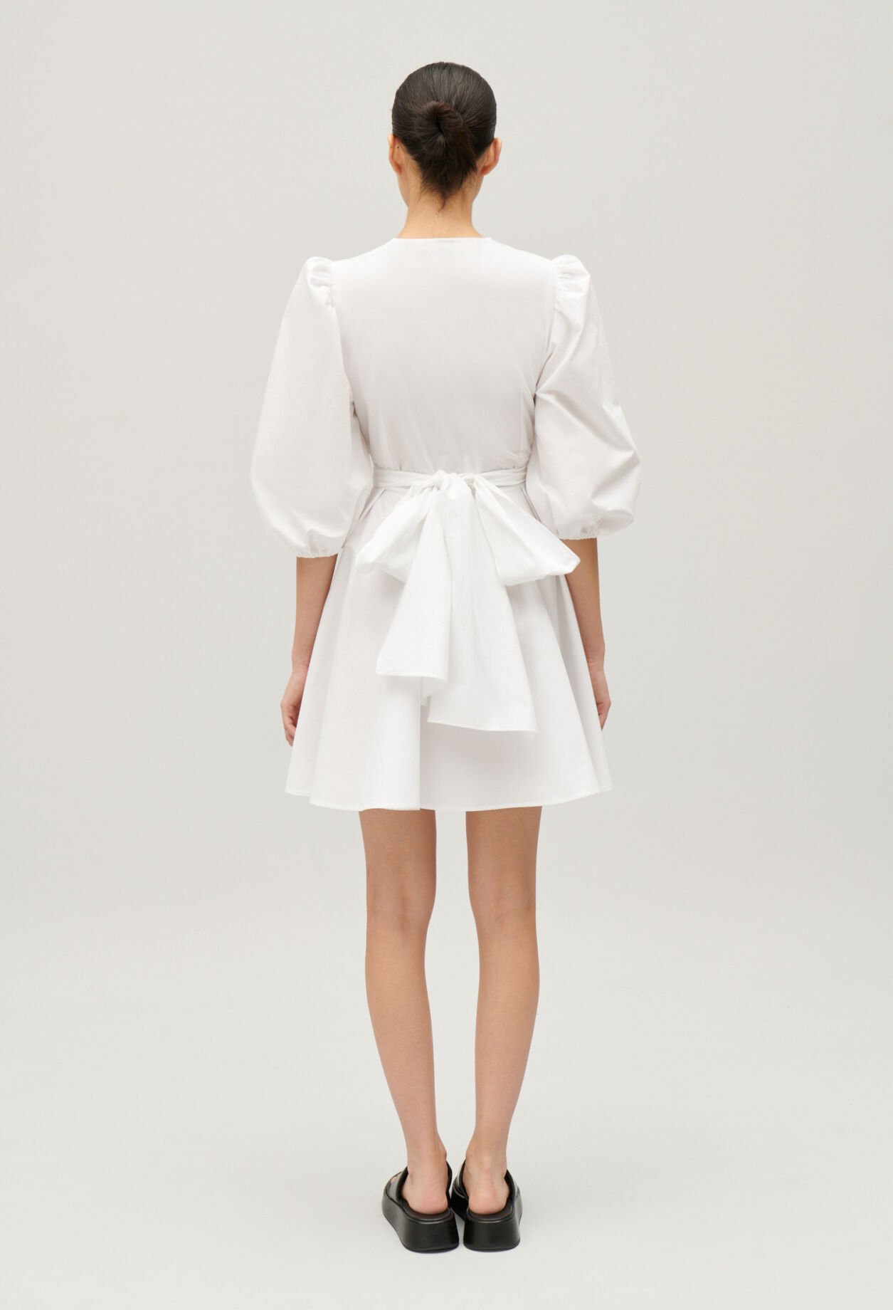 Vestido corto cruzado