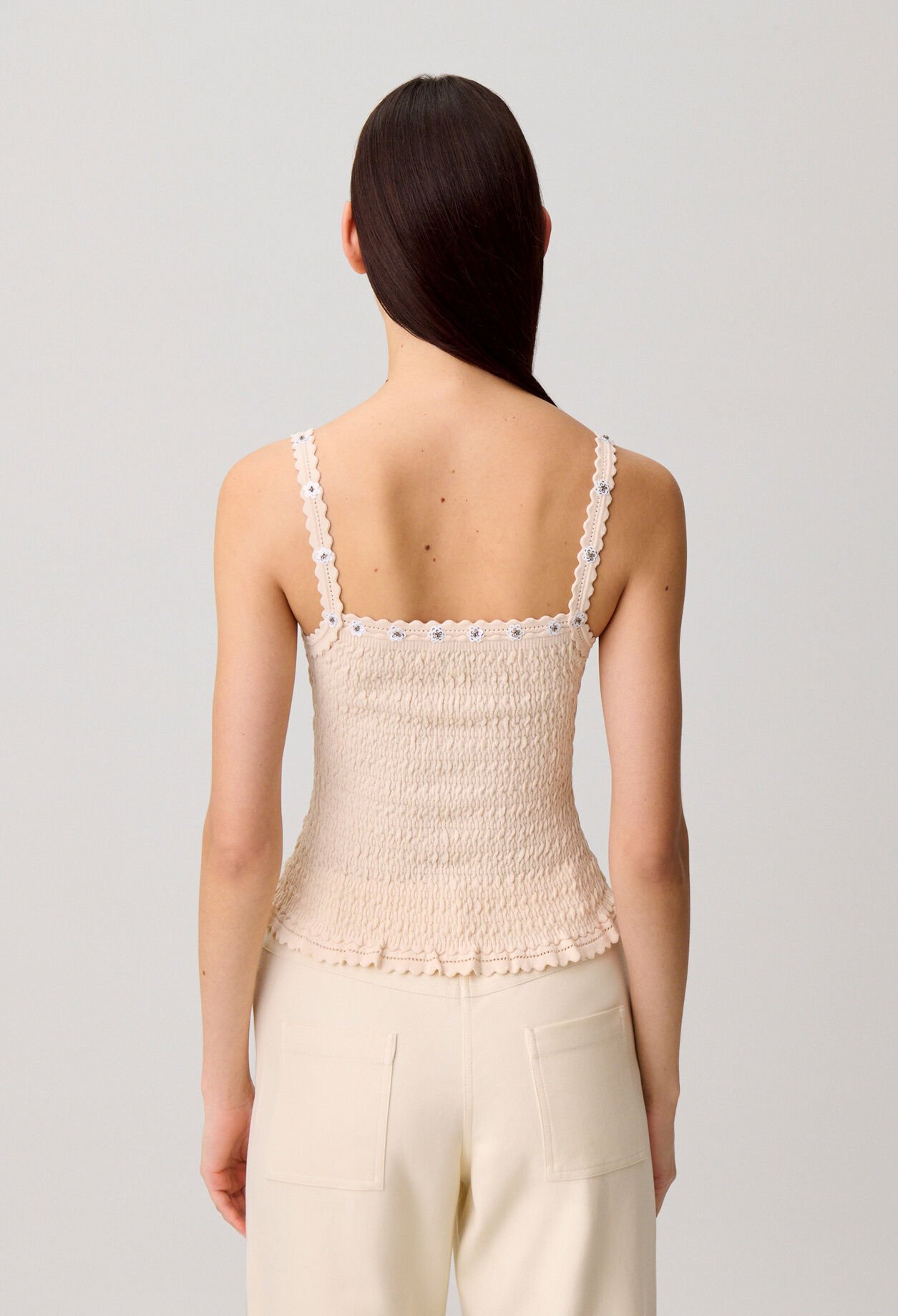 Top con bordados de flores