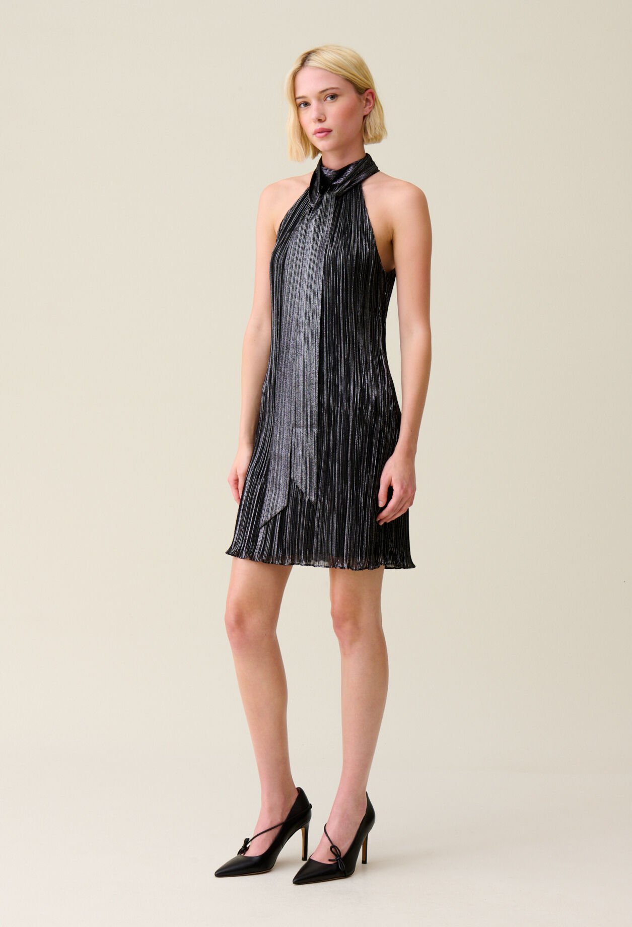 Vestido corto plisado plateado