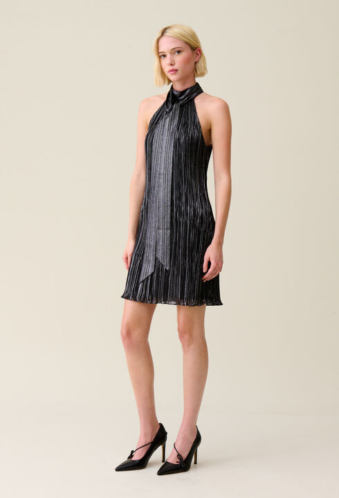 Vestido corto plisado plateado