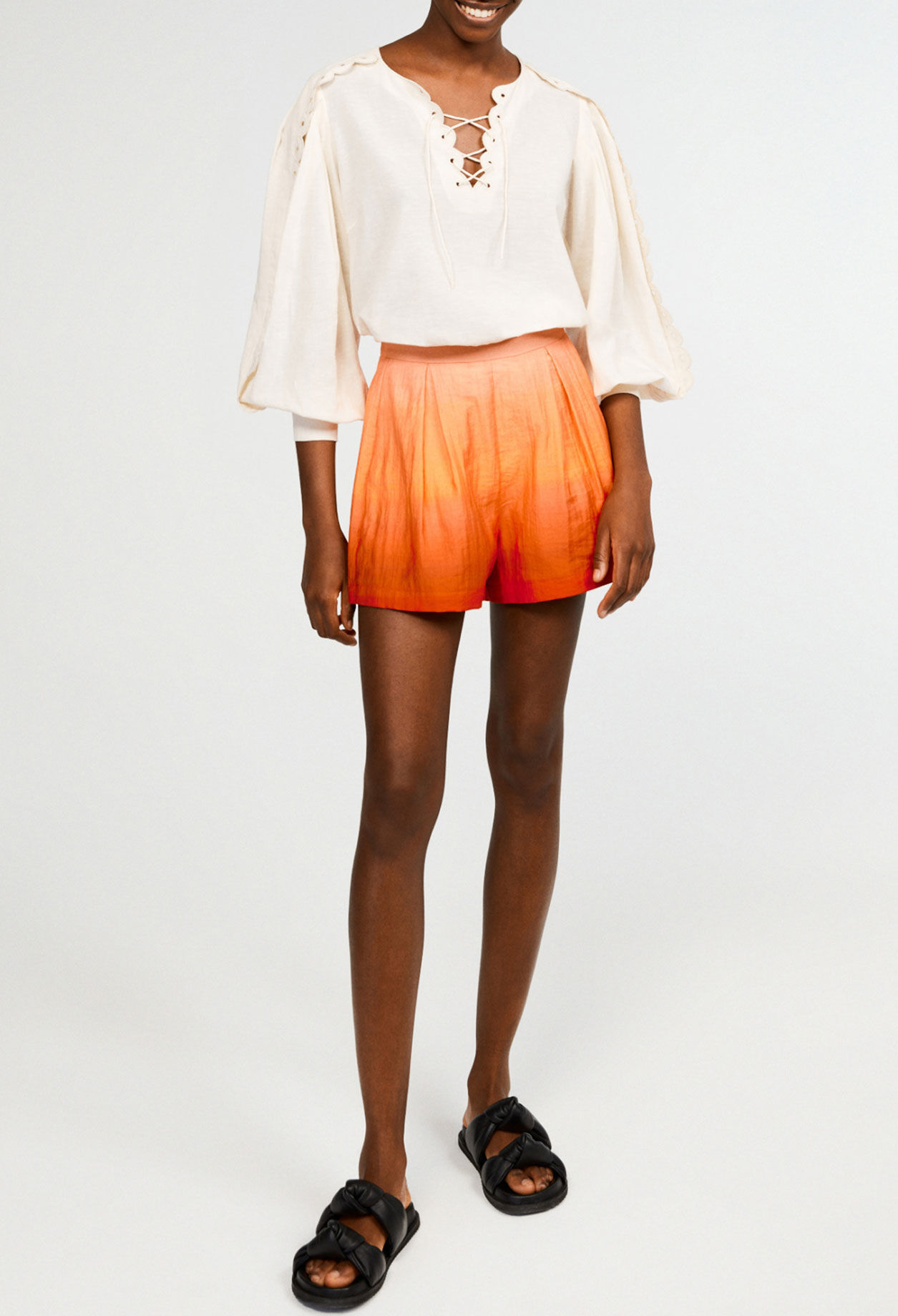 Shorts acampanados con pliegues