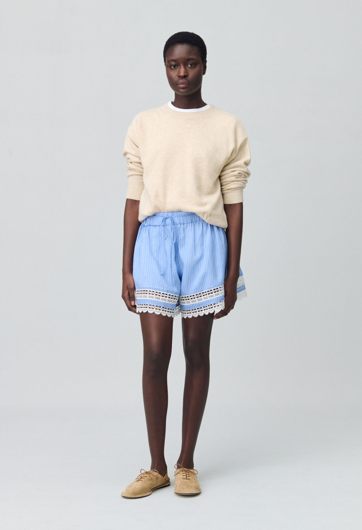 Short de rayas con encaje
