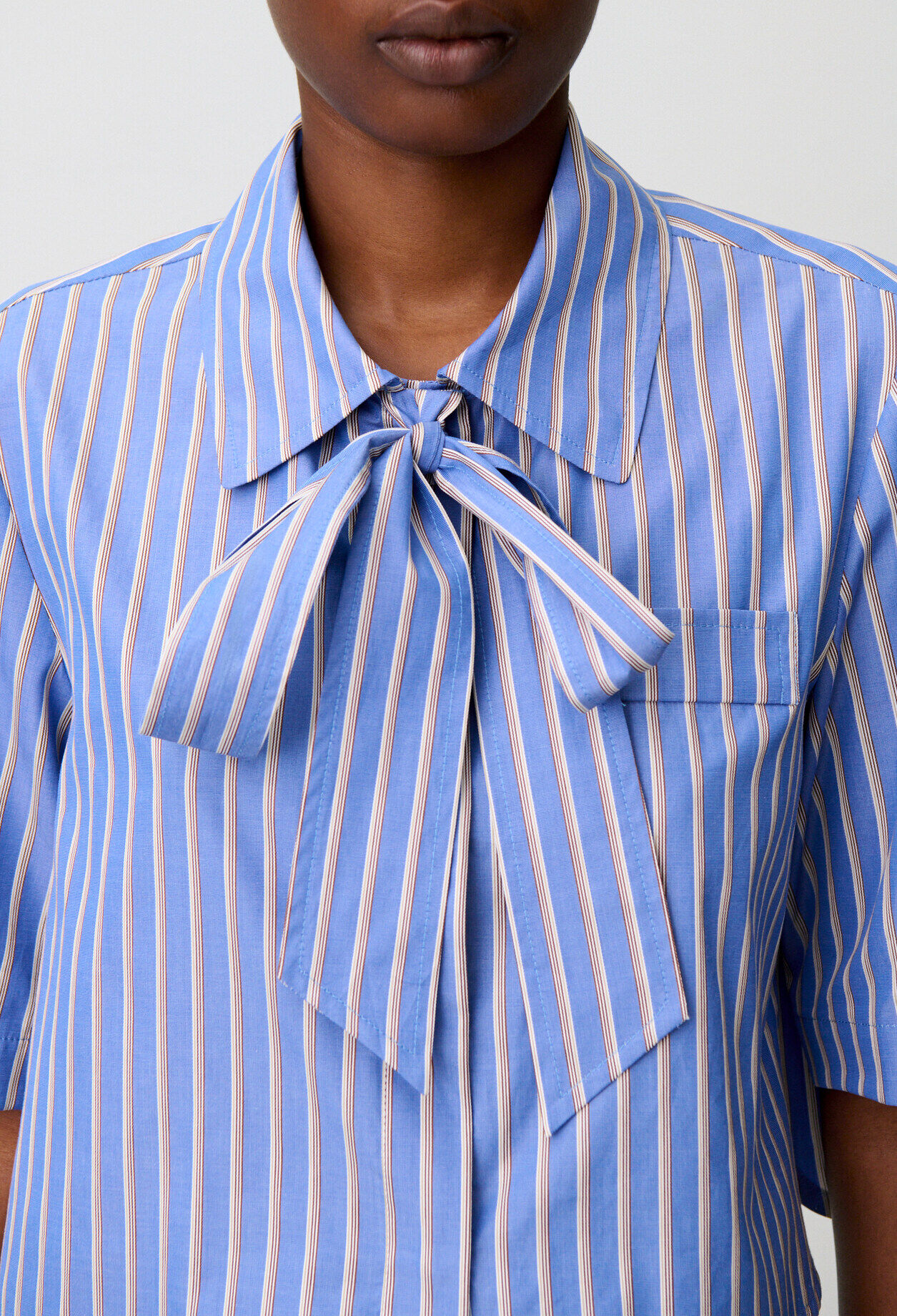 Camisa de rayas con lazo
