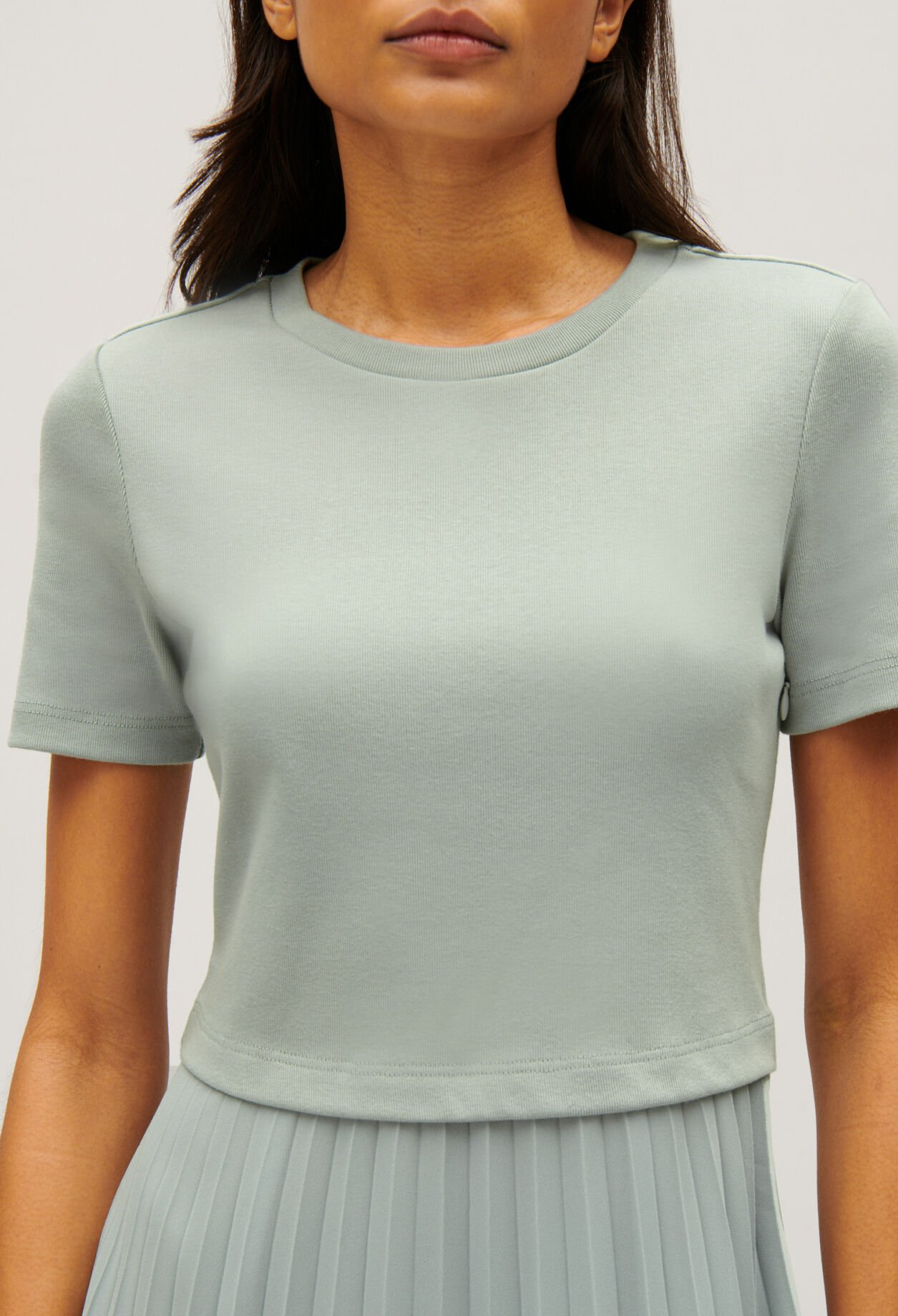 Vestido corto Twist plisado almendra