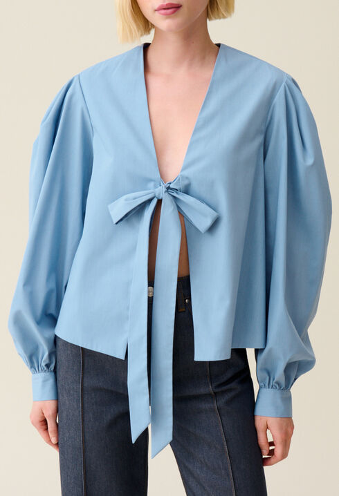 Blusa con cuello en V anudado