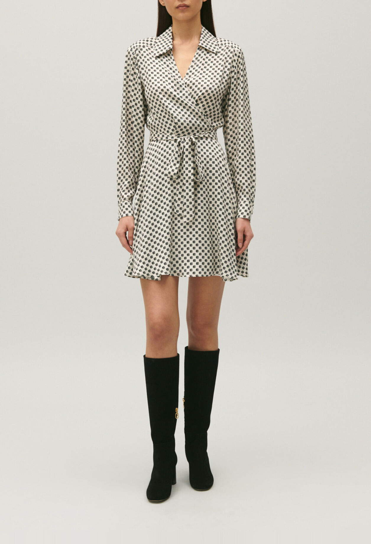 Vestido cruzado con estampado blanco