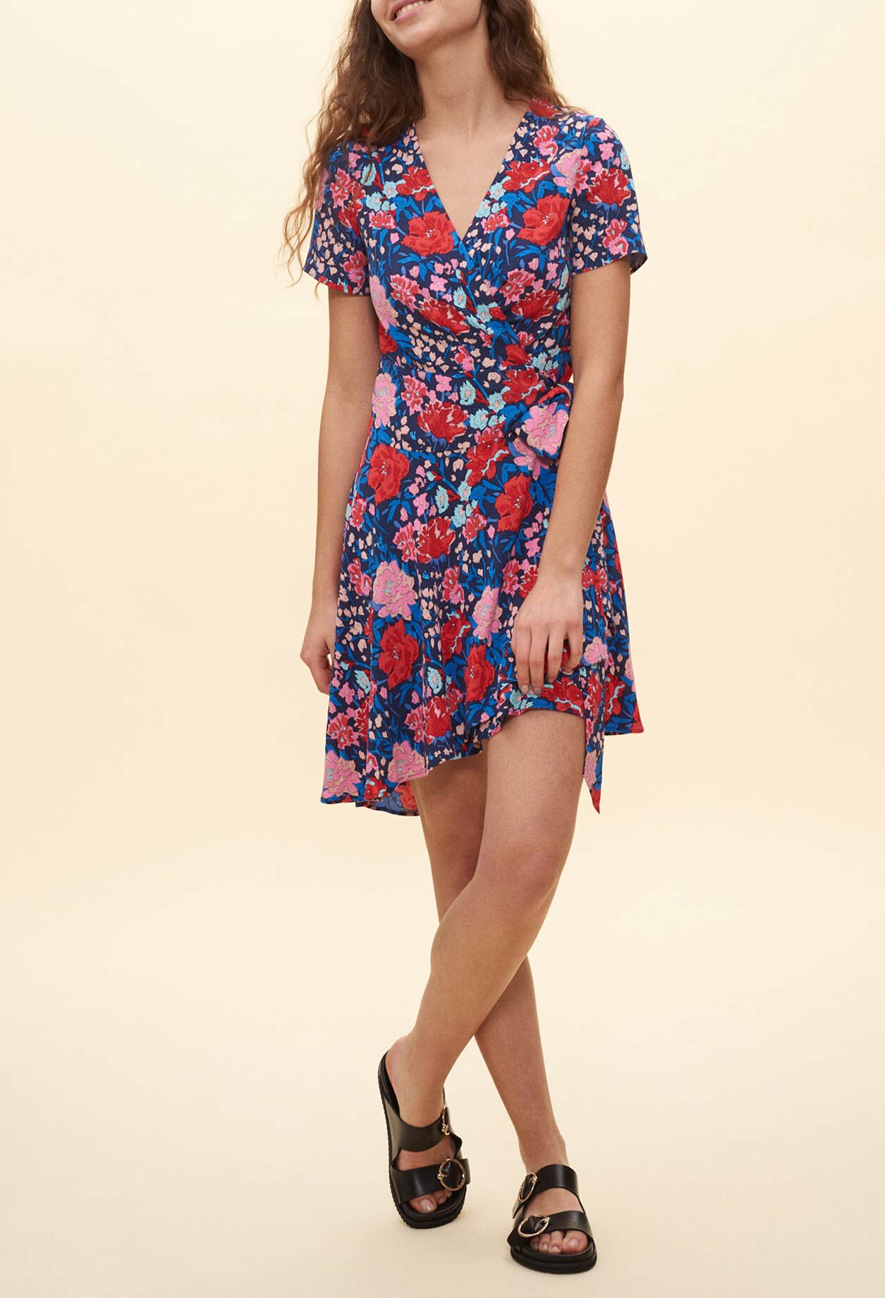 Vestido de flores asimétrico