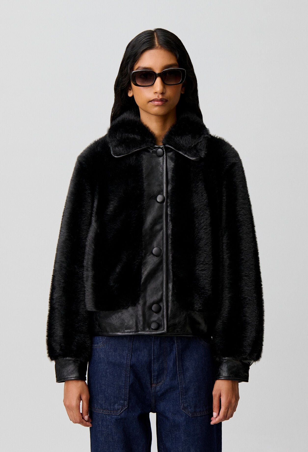 Chaqueta corta de pelo sint&eacute;tico