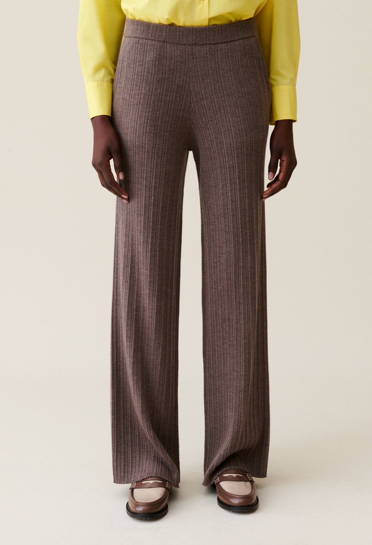 Pantalón de punto acampanado