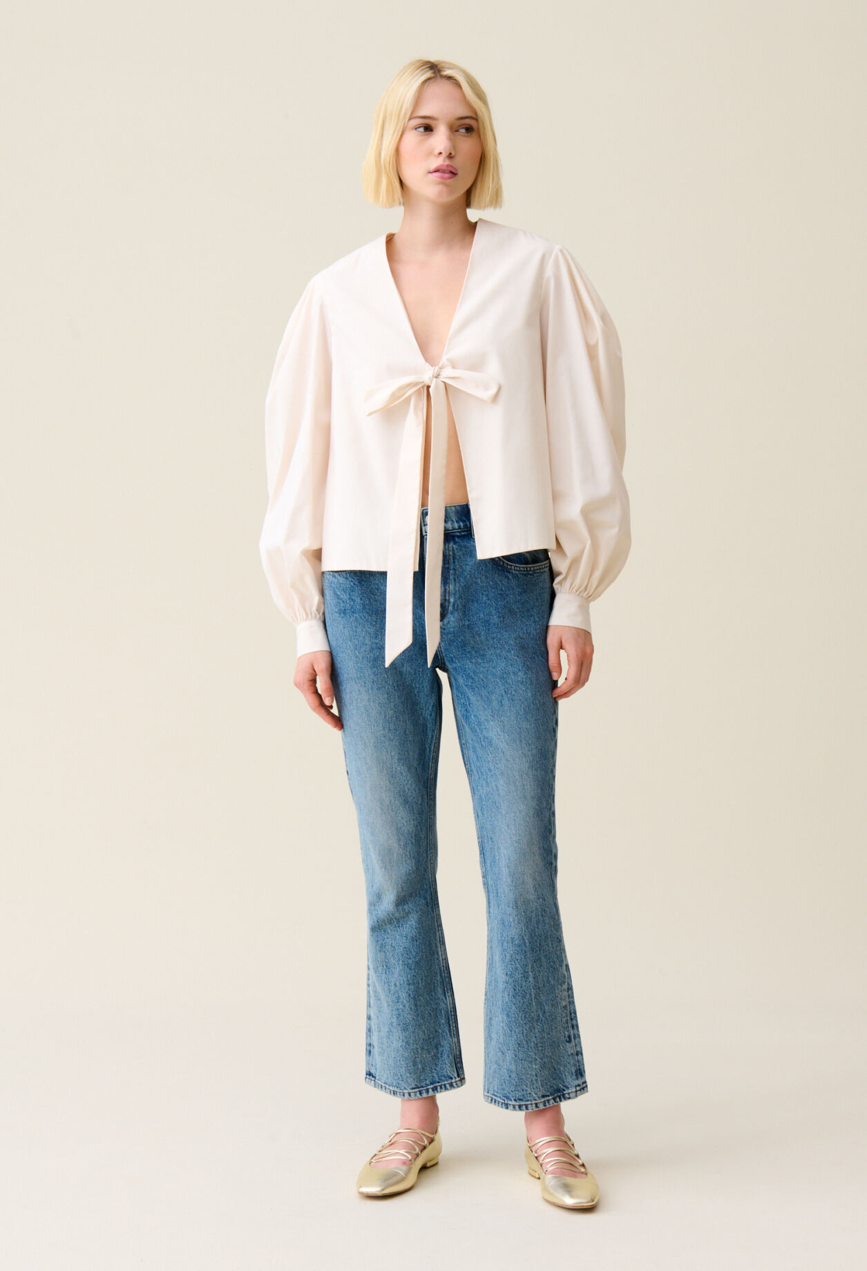 Blusa con cuello en V anudado