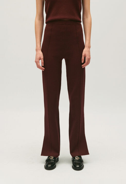 Pantalón recto y aperturas en tobillos