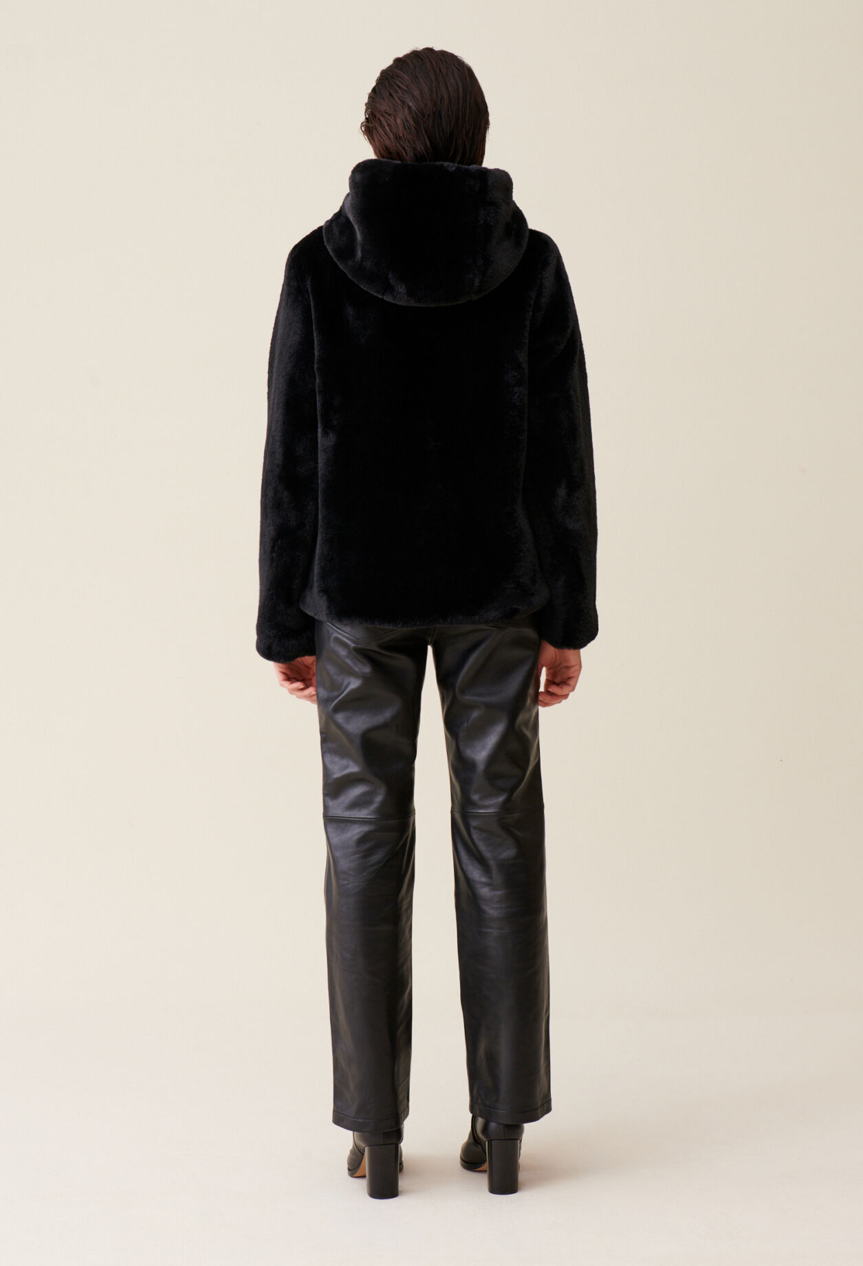 Chaqueta de pelo sintético con capucha
