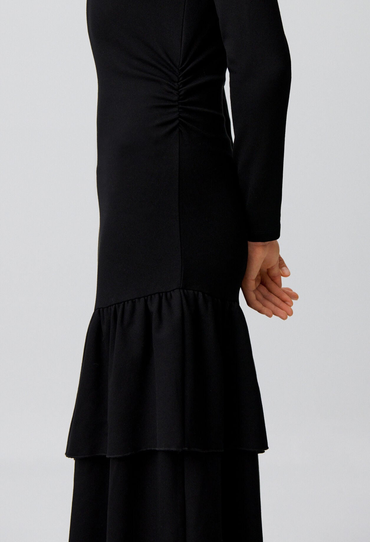 Vestido asim&eacute;trico con volantes