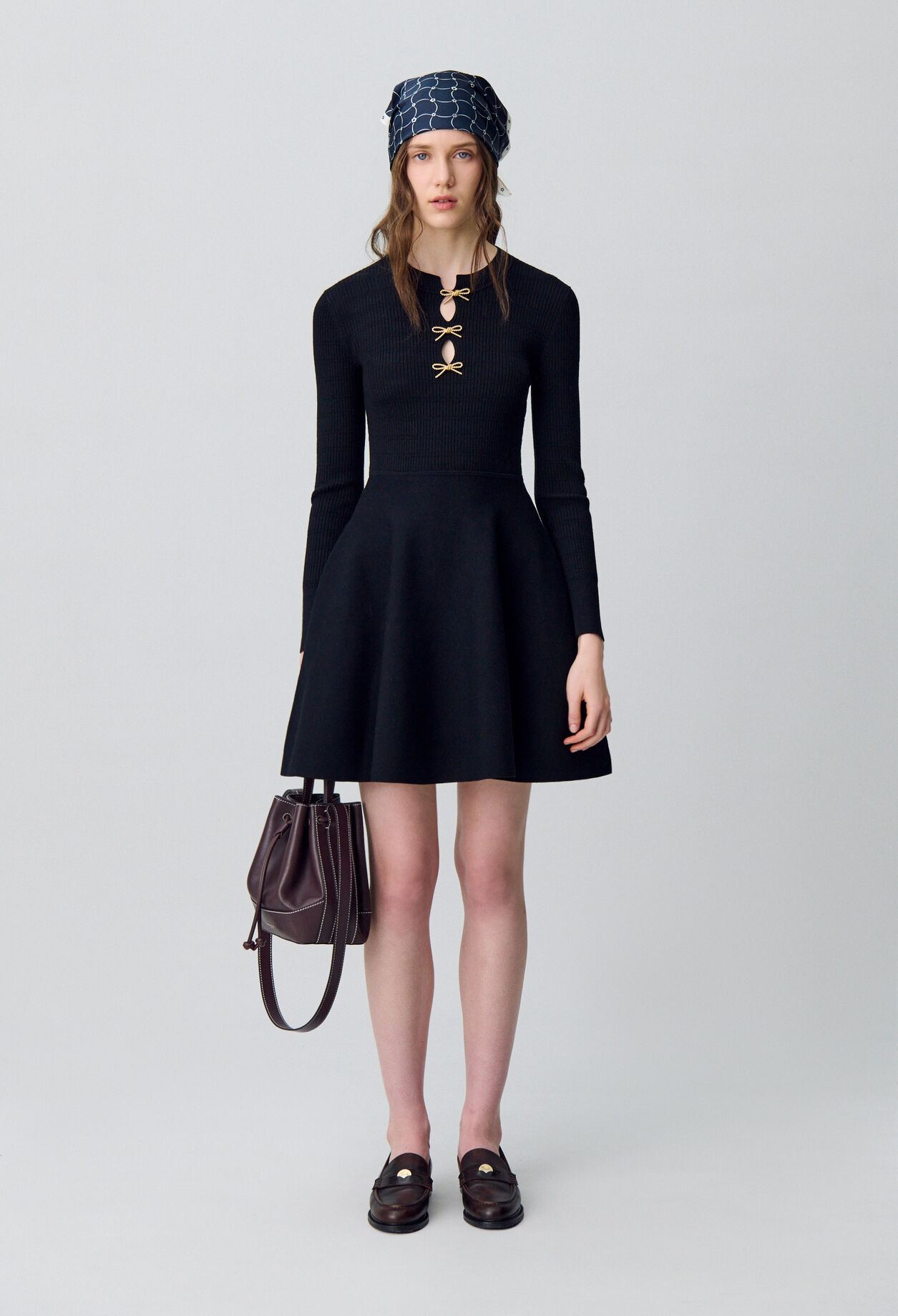 Vestido corto de punto con nudos
