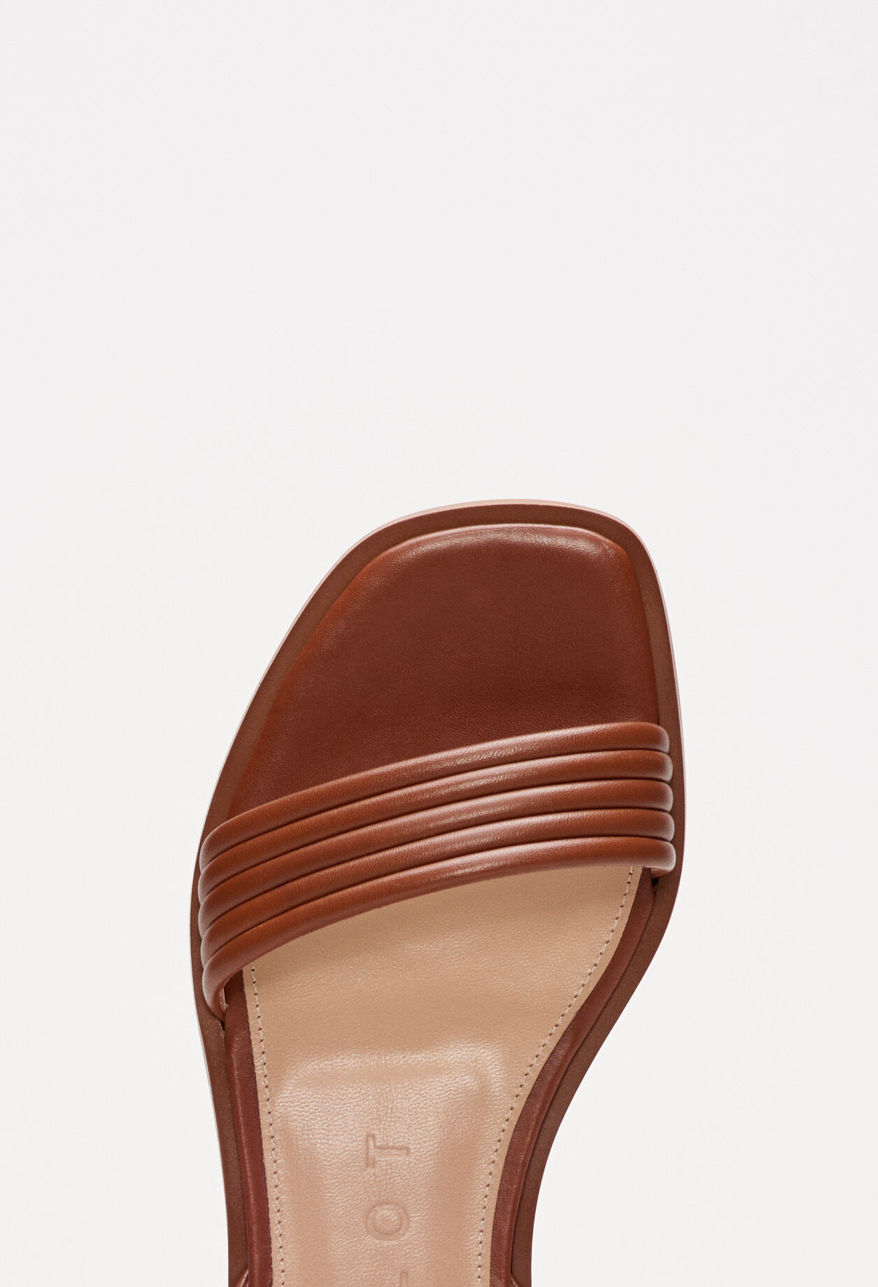 Sandalias planas con tiras
