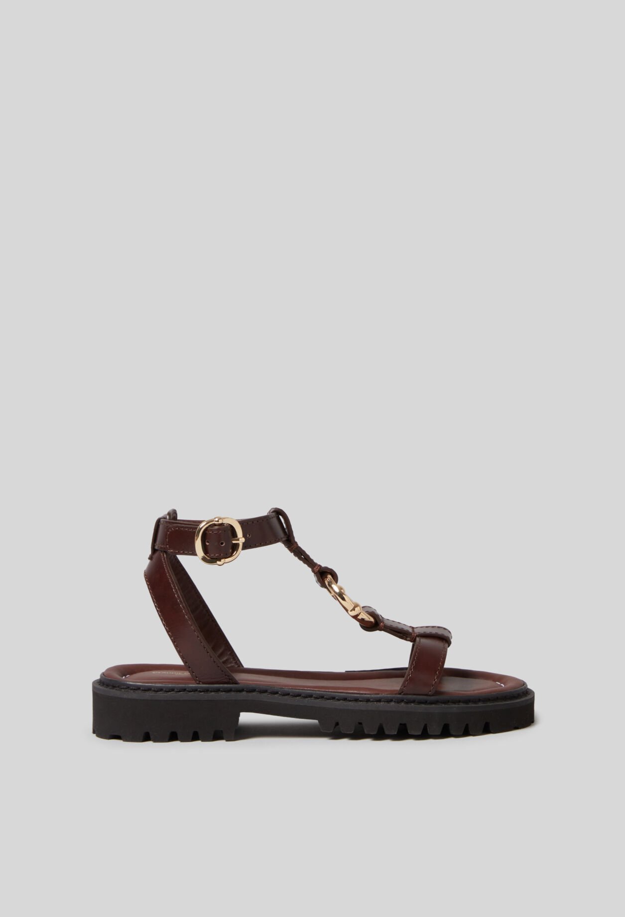 Sandalias de cuero con aro dorado.