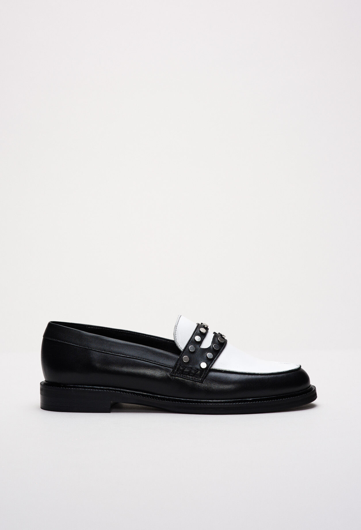 Mocasines con tachuelas