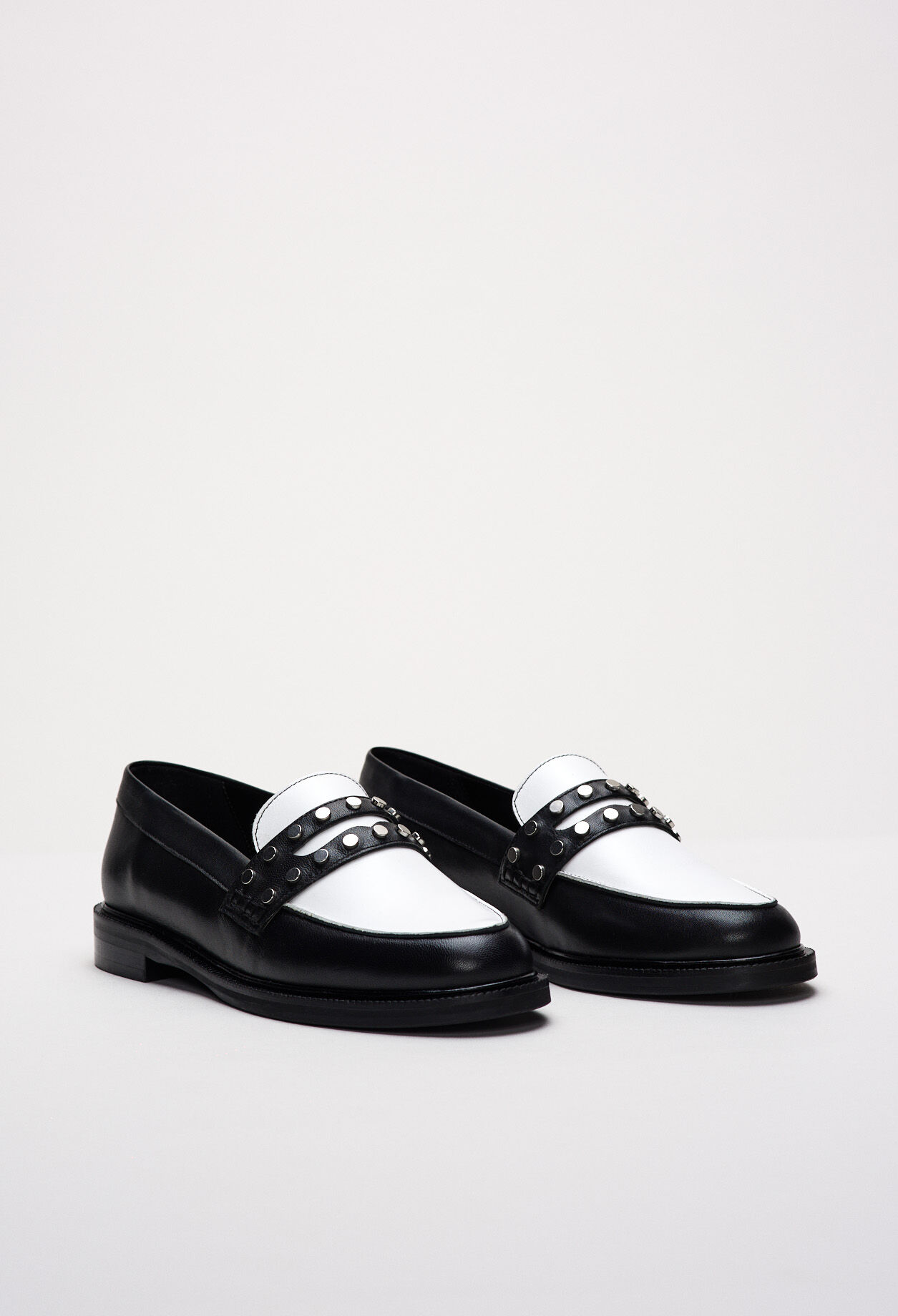 Mocasines con tachuelas