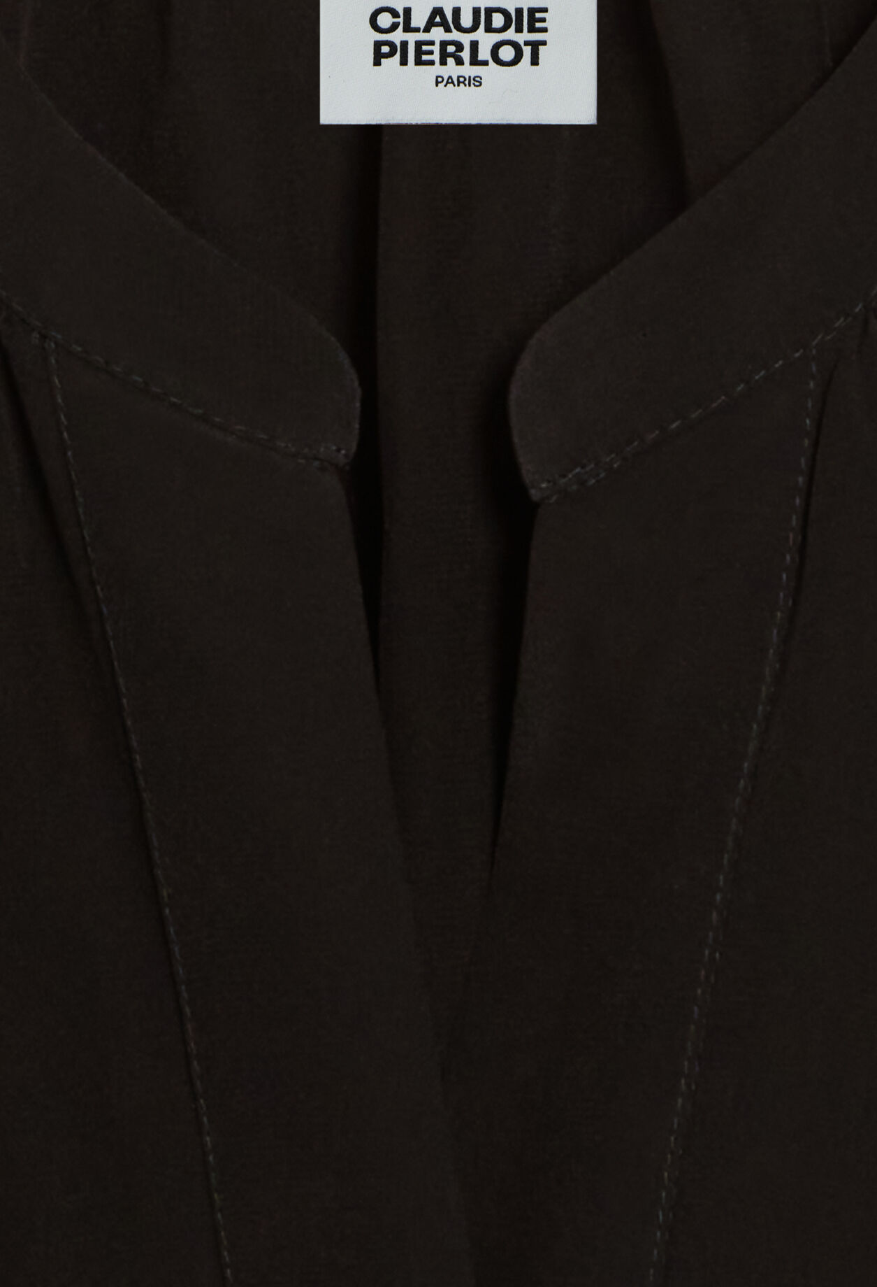 Blusa de seda negra de manga corta